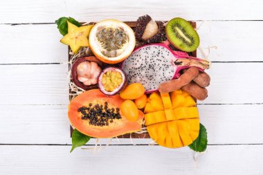 Meyve dragon, papaya, maracuya, kivi, mango ve granadilla mezarda. Taze tropikal meyve. Ahşap bir arka plan üzerinde. Üstten Görünüm. Kopya alanı.