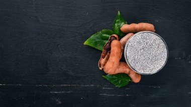 Demirhindi ve yoğurt chia tohum ile. Taze tropikal meyve. Ahşap bir arka plan üzerinde. Üstten Görünüm. Kopya alanı.