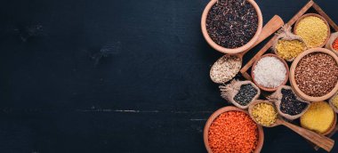 Tahıl ve tahıl ahşap arka plan üzerinde ahşap sepet içinde kümesi. Üstten Görünüm. Kopya alanı.