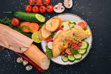 Omlet tavuk ve taze sebze ve fındık ile. Ahşap bir arka plan üzerinde. Üstten Görünüm. Kopya alanı.