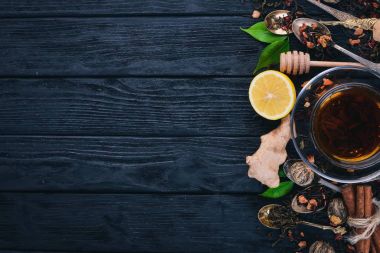 Limon, bal, tarçın ve zencefil ile siyah ve yeşil çay. Sıcak bir içecek üstten görünüm. Kopya alanı.