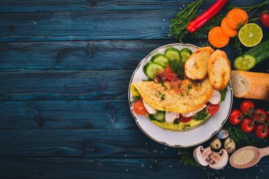 Omlet tavuk ve taze sebze ve fındık ile. Ahşap bir arka plan üzerinde. Üstten Görünüm. Kopya alanı.