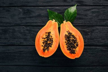 Papaya. Tropikal meyve. Ahşap bir arka plan üzerinde. Üstten Görünüm. Kopya alanı.