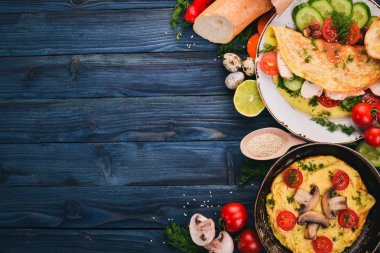 Omlet sebze, mantar ve tavuk kümesi. Ahşap bir arka plan üzerinde. Üstten Görünüm. Kopya alanı.