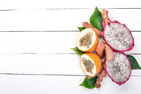 Drachenfrucht Granadilla Tamarinde Und Papaya Frische Tropische Früchte Auf Einem — Stockfoto