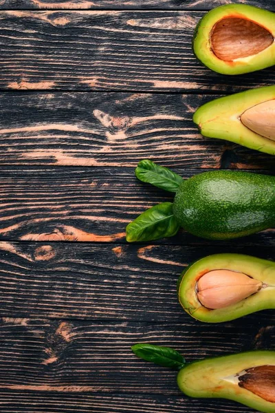 Avocado Een Houten Achtergrond Bovenaanzicht Vrije Ruimte Voor Tekst — Stockfoto