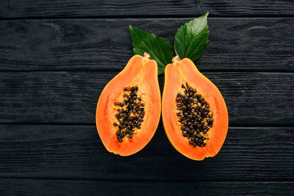 Papaya. Tropikal meyve. Ahşap bir arka plan üzerinde. Üstten Görünüm. Kopya alanı.
