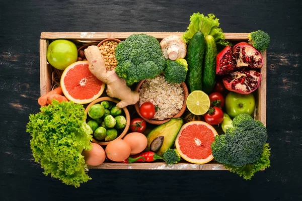 Conceito Comida Saudável Legumes Frescos Nozes Frutas Uma Caixa Madeira — Fotografia de Stock