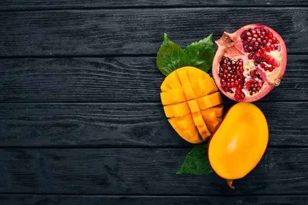 ザクロの果実 マンゴー 新鮮なトロピカル フルーツ 木製の背景 平面図です コピー スペース — ストック写真