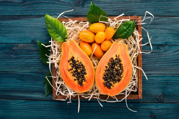 Papaia Kumquat Frutas Tropicais Fundo Madeira Vista Superior Espaço Cópia — Fotografia de Stock