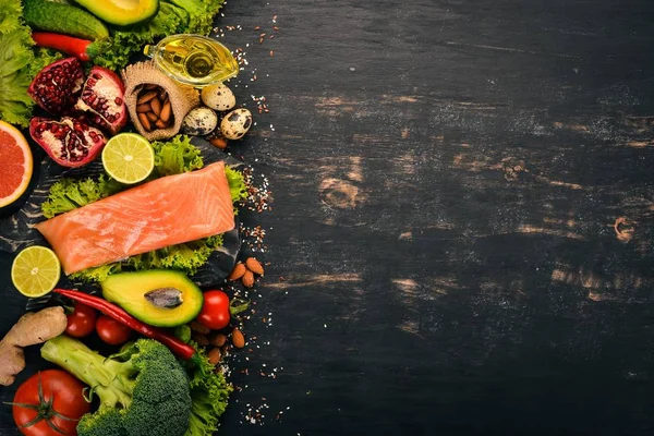 Здорова Їжа Рибний Лосось Авокадо Броколі Свіжі Овочі Горіхи Фрукти — стокове фото