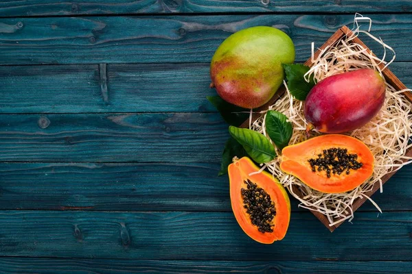 Mango Papaya Frutta Tropicale Uno Sfondo Legno Vista Dall Alto — Foto Stock