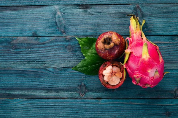 Δράκος Φρούτα Και Mangostine Φρέσκα Τροπικά Φρούτα Ένα Ξύλινο Υπόβαθρο — Φωτογραφία Αρχείου