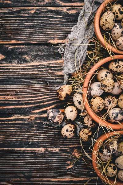 Vaktelägg Träskål Trä Bakgrund Ovanifrån Kopiera Utrymme — Stockfoto