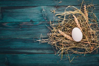 Tavuk çiğ beyaz yumurta. Ahşap bir arka plan üzerinde. Üstten Görünüm. Kopya alanı.