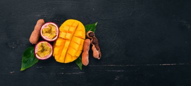 Mango ve tutku meyve. Taze tropikal meyve. Ahşap bir arka plan üzerinde. Üstten Görünüm. Kopya alanı.