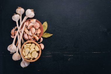 Sarımsak. Göğüs ahşap arka plan üzerinde taze sarımsak kümesi. Üstten Görünüm. Kopya alanı.