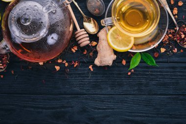 Limon, bal, tarçın ve zencefil ile siyah ve yeşil çay. Sıcak bir içecek üstten görünüm. Kopya alanı.