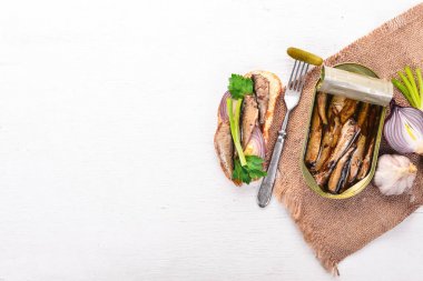 Hamsi, soğan ve maydanoz, ahşap zemin ile sandviç. Üstten Görünüm. Kopya alanı.