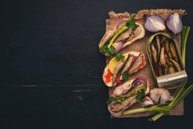 Hamsi ve havyar, soğan ve maydanoz, ahşap arka plan üzerinde sandviç kümesi. Üstten Görünüm. Kopya alanı.