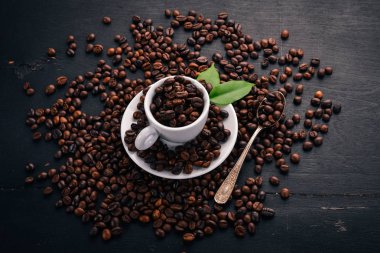Kahve çekirdekleri. Ahşap bir arka plan üzerinde. Üstten Görünüm. Kopya alanı.