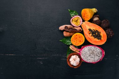 Papaya, Dragon meyve, kaktüs meyve. Taze tropikal meyve. Ahşap bir arka plan üzerinde. Üstten Görünüm. Kopya alanı.