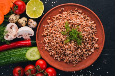 Buğday bir tabak taze sebze ile. Ahşap bir arka plan üzerinde. Üstten Görünüm. Kopya alanı.