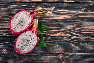 Dragon meyve. Tropikal meyve. Ahşap bir arka plan üzerinde. Üstten Görünüm. Kopya alanı.