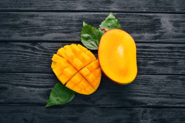 Mango. Tropikal meyve. Ahşap bir arka plan üzerinde. Üstten Görünüm. Kopya alanı.