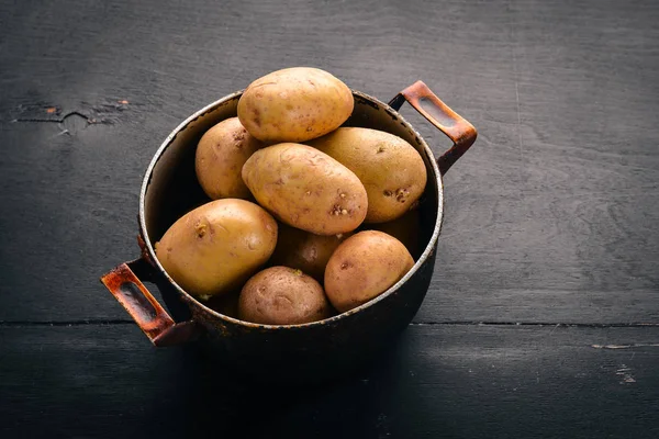 Batatas Cruas Fundo Madeira Preta Cozinhar Espaço Livre Para Texto — Fotografia de Stock