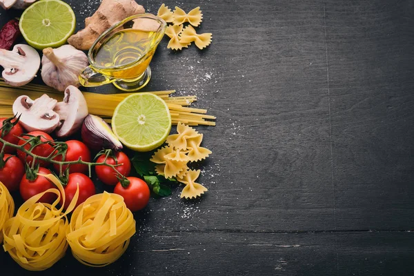 Conjunto Massa Macarrão Espaguete Tagliatelle Fettuccine Farfalle Cozinha Italiana Legumes — Fotografia de Stock