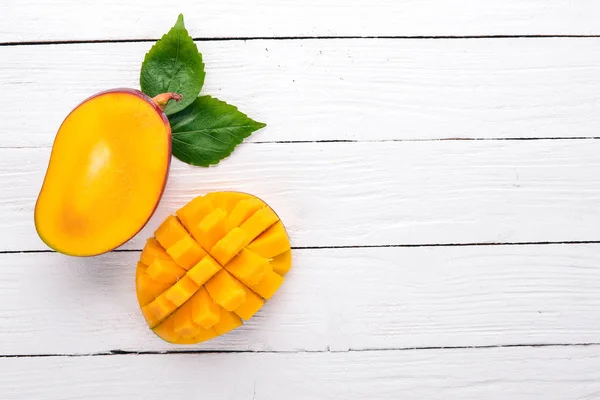 Mango. Tropikal meyve. Ahşap bir arka plan üzerinde. Üstten Görünüm. Kopya alanı.