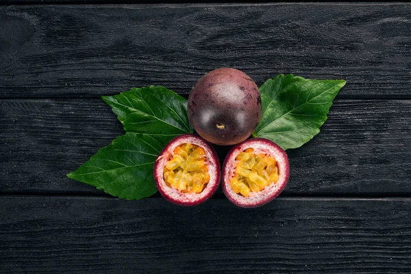 Passionfruit Trópusi Gyümölcsök Fából Készült Háttér Felülnézet Másolja Hely — Stock Fotó