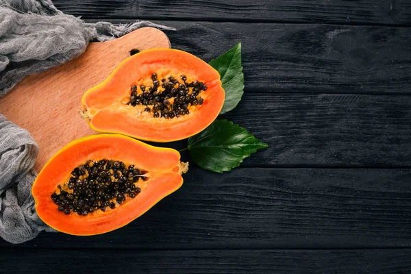 Papaya Tropische Vruchten Een Houten Achtergrond Bovenaanzicht Kopiëren Van Ruimte — Stockfoto