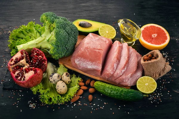 健康食品 花椰菜 新鲜蔬菜 坚果和水果 在木制背景上 顶部视图 复制空间 — 图库照片