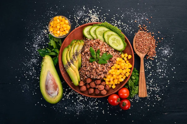 Gezonde Voeding Boekweit Avocado Komkommer Mais Hazelnoot Een Houten Achtergrond — Stockfoto