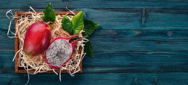 Mango Dragon Fruit Vers Tropisch Fruit Een Houten Achtergrond Bovenaanzicht — Stockfoto