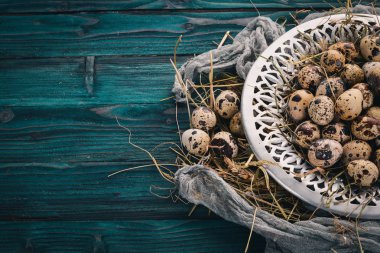 Bıldırcın yumurtası metal bir plaka. Ahşap bir arka plan üzerinde. Üstten Görünüm. Kopya alanı.