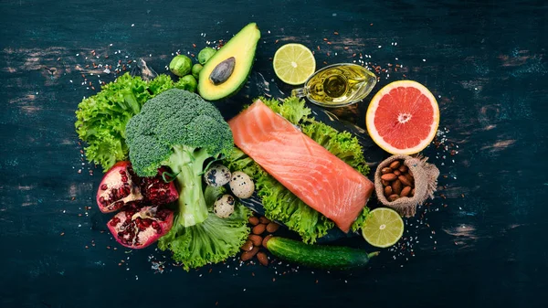 Zdrowe Jedzenie Łosoś Awokado Brokuły Świeże Warzywa Orzechy Owoce Czarnym — Zdjęcie stockowe