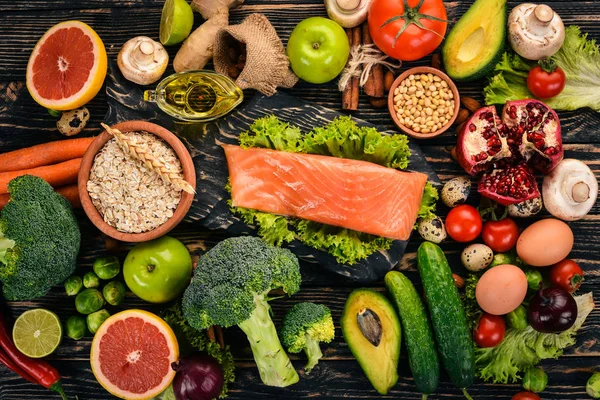 Hälsosam Mat Fiska Lax Avokado Broccoli Färska Grönsaker Nötter Och — Stockfoto