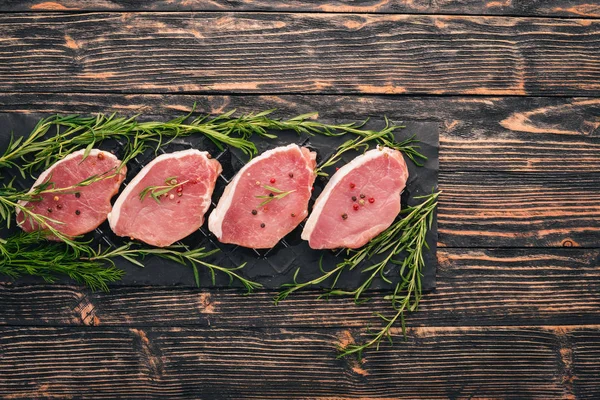 Syrové Maso Hovězí Steak Rozmarýnem Koření Černém Pozadí Dřevěná Pohled — Stock fotografie