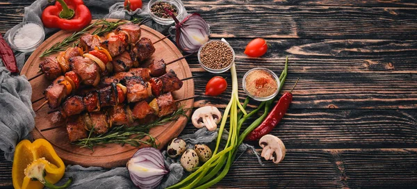 Gemarineerde Gebakken Kebab Met Uien Kruiden Een Houten Achtergrond Bovenaanzicht — Stockfoto