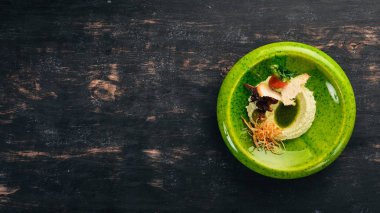 Kurutulmuş domates ve tığ işi bir yama ile peynir lor hamur. Soğuk aperatifler. Siyah ahşap arka plan üzerinde. Kopya alanı.