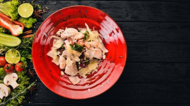 Sezar salatası tavuk fileto. Soğuk aperatifler. Siyah ahşap arka plan üzerinde. Kopya alanı.