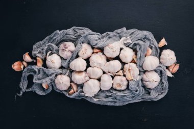 Sarımsak. Göğüs ahşap arka plan üzerinde taze sarımsak kümesi. Üstten Görünüm. Kopya alanı.