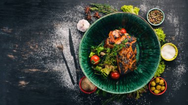 Domuz kaburga hosper içinde pişmiş. Et. Üstten Görünüm. Siyah ahşap arka plan üzerinde. Kopya alanı.