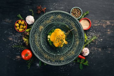 Brokoli ve ıspanak ile fırında tavşan. Üstten Görünüm. Siyah ahşap arka plan üzerinde. Kopya alanı.