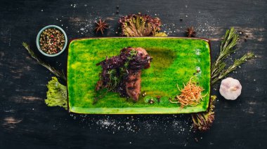 Madeira soğan ile pişmiş Dana fileto. Sıcak meze. Üstten Görünüm. Siyah ahşap arka plan üzerinde. Kopya alanı.