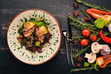 Patlıcan Dana eti, mozzarella ve domates ile doldurulmuş. Üstten Görünüm. Siyah ahşap arka plan üzerinde. Kopya alanı.