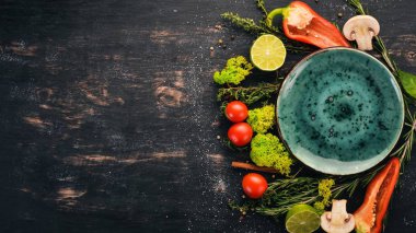 Kahvaltı Öğle yemeği akşam yemeği. Tablo yemekleri ve sebze ile servis. Üstten Görünüm. Metniniz için boş alan.